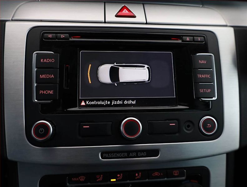 Volkswagen Passat (2010) 2.0 TDI, Automat, po STK - fotka 15 z 17