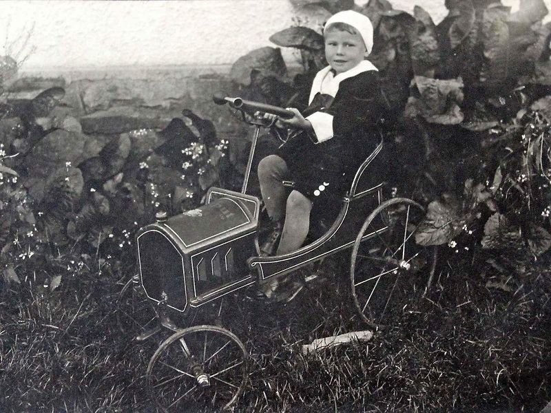 Šlapací autíčko. V minulosti a snad i v současnosti sen každého malého kluka.
