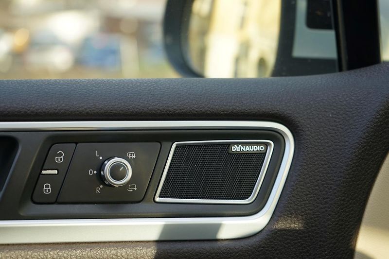 Volkswagen Touareg 180kW Pano 360 Matrix AdTempom - fotka 21 z 33