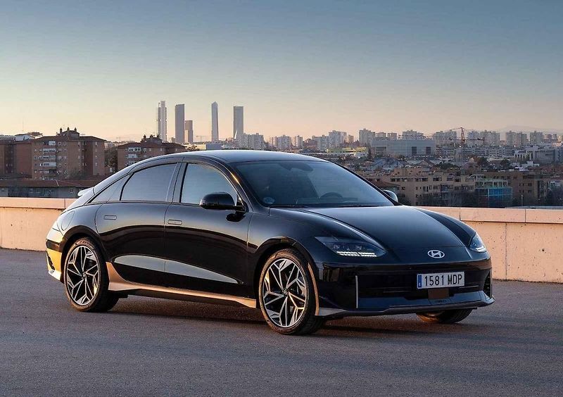 Pětice finalistů soutěže Auto roku 2024 v ČR.