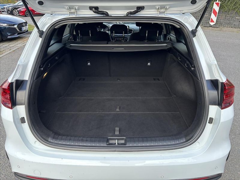 Kia Ceed 1,5 TGDi 118kW TOP ZÁRUKA NAVI - fotka 13 z 39