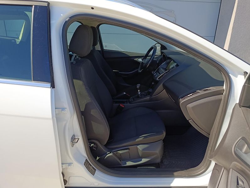 Ford Focus 1.0 ECOBOOST TREND ČR 1.MAJ  - fotka 14 z 27