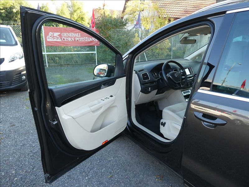 Volkswagen Sharan 2,0 TDi HIGHLINE, rezervace - fotka 20 z 50