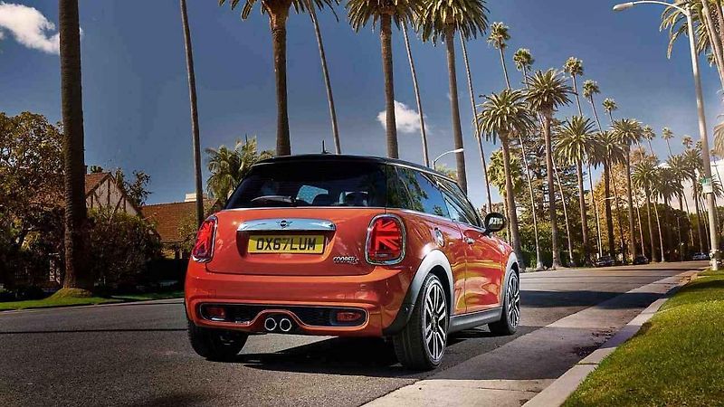 Mini Cooper S a Cabriolet.