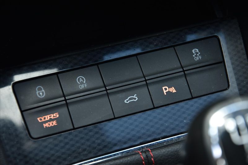 Škoda Octavia RS 2.0TSI 180kW NAVI ACC - fotka 19 z 27