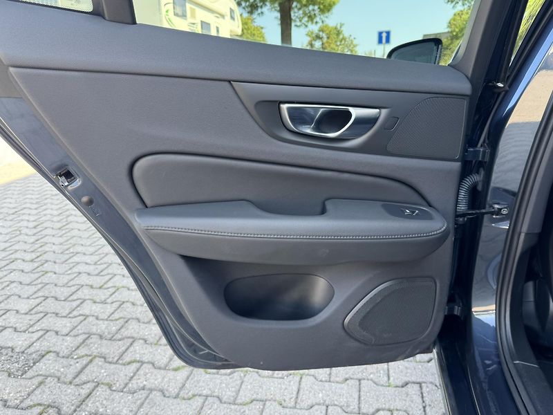 Volvo V60 B4 FWD PLUS DARK // 1. Maj. - fotka 20 z 46