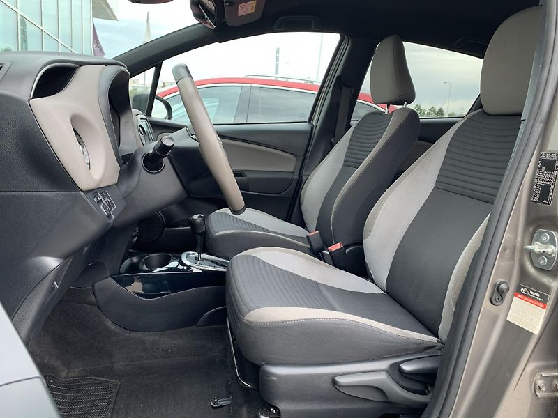 Toyota Yaris SELECTION 1.5 HYBRID 74kW - fotka 17 z 25