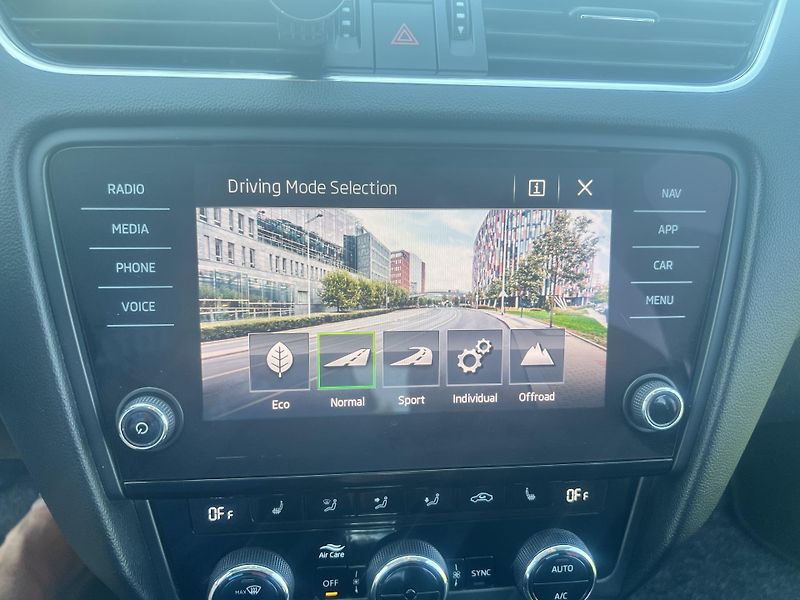 Škoda Octavia 2.0TDI 110KW,SCOUT,4x4,DSG,KůŽ - fotka 38 z 41