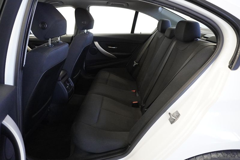 BMW Řada 3 (2014) 318D 2,0 SEDAN - fotka 18 z 32