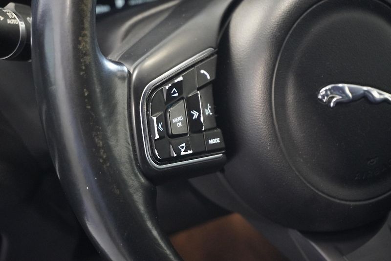 Jaguar XE  2.0 132kW SEDAN 2WD AUT - fotka 16 z 29