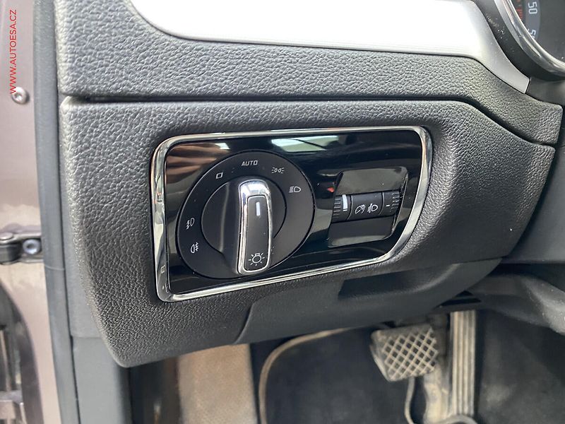 Škoda Superb (2010) 2.0 TDI, DSG, xenon, AC - fotka 15 z 16