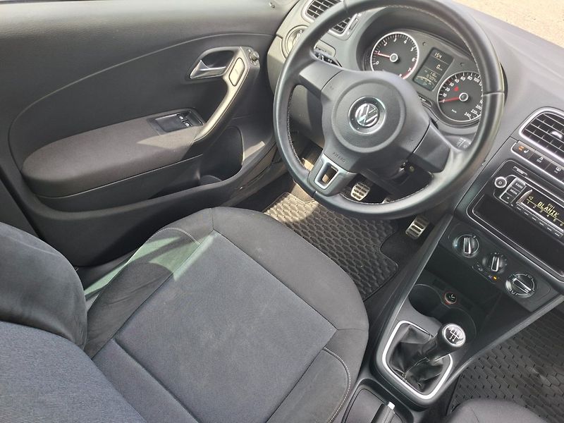 Volkswagen Polo (2012) 1.4i 63kW STYLE -VÝBAVA! - fotka 11 z 37