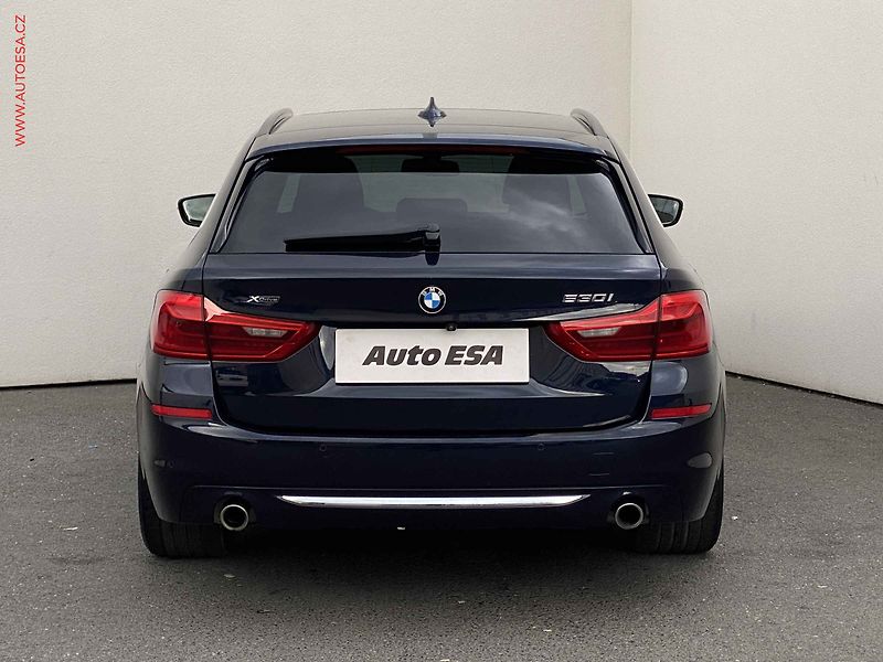 BMW Řada 5 (2018) 2.0 530i xDrive, LuxuryLine - fotka 5 z 21
