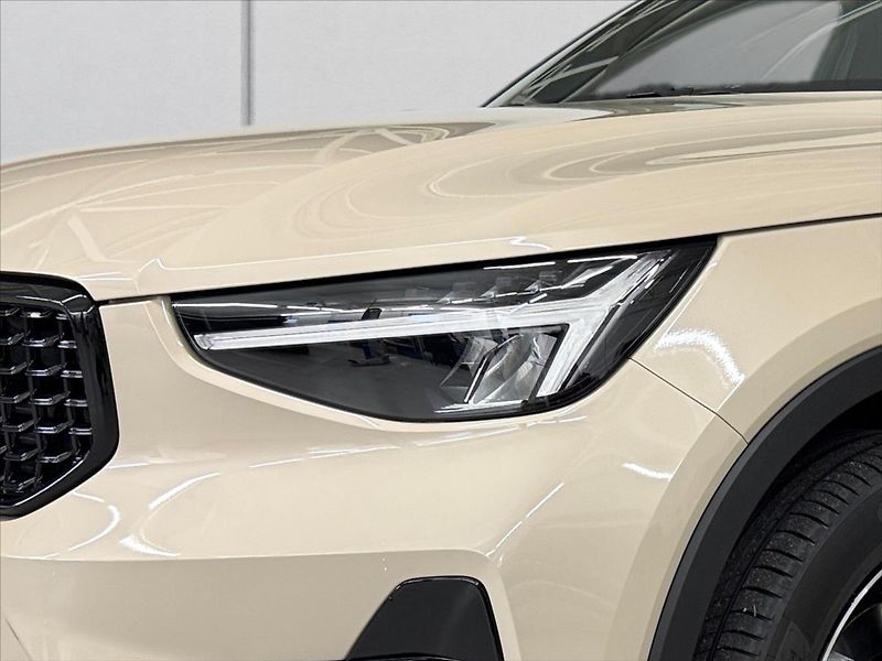 Volvo XC40 (2026) 2,0  B3 Plus Dark 1975 - fotka 5 z 15