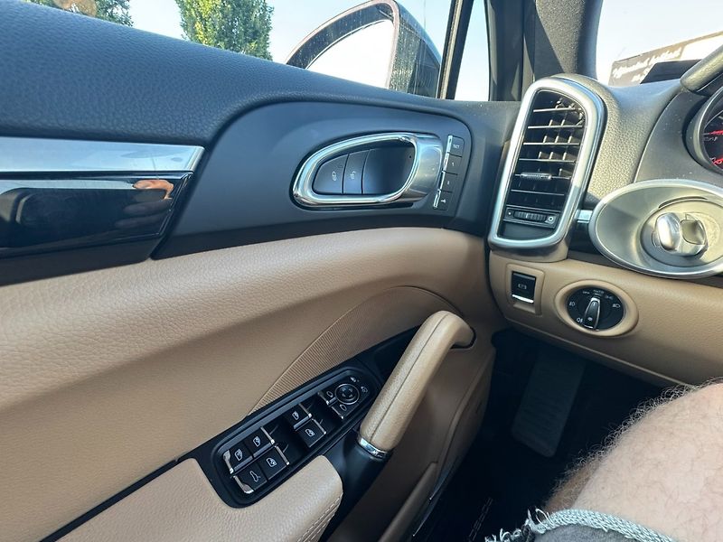 Porsche Cayenne (2017) PLATINUM 4X4 3,6i 220 KW DPH - fotka 27 z 50