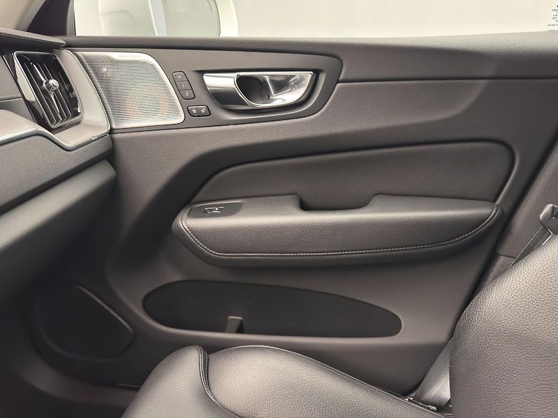 Volvo XC60 B4 AWD INSCRIPTION  - fotka 32 z 49