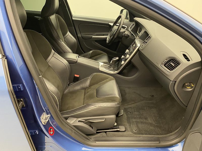 Volvo V60 D4 AWD R-DESIGN AUT  - fotka 23 z 41