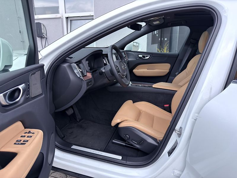 Volvo XC60 T8 AWD ULTRA BRIGHT *+ kola - fotka 12 z 59