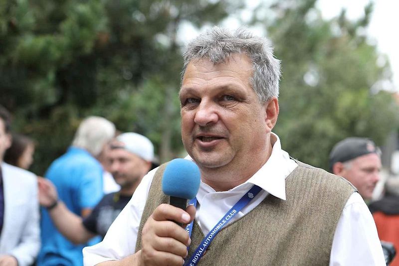 Na akci Jízda do vrchu a výstava historických vozidel se představilo na tři sta automobilů a motocyklů.