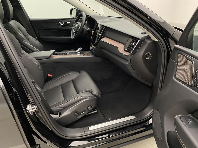 Volvo XC60 B4 AWD DARK PLUS AUT  - fotka 24 z 56