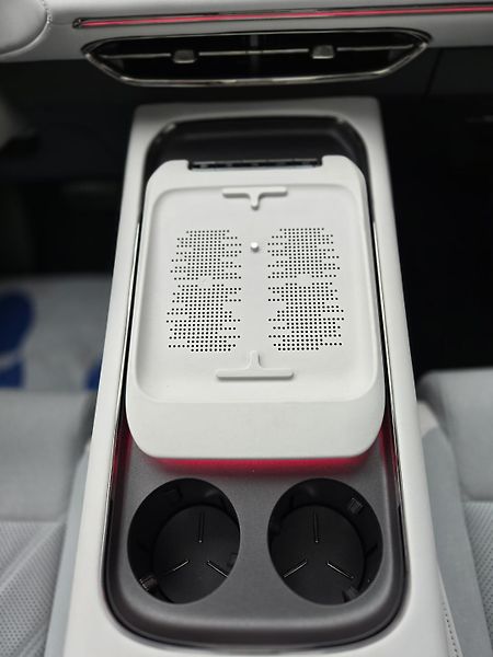 Voyah FREE 318 REV (2025) REV 318 AWD Hybrid - fotka 16 z 18