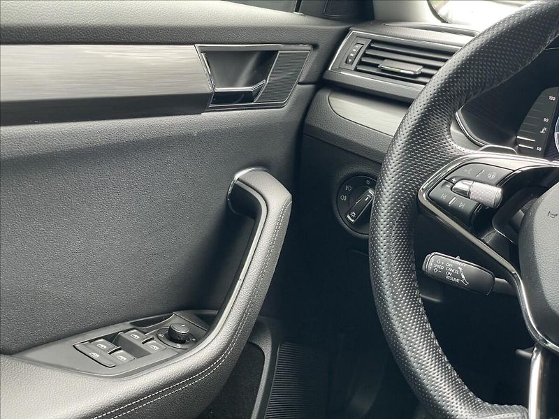 Škoda Superb 2,0 TDI DSG Style Plus NAVI - fotka 15 z 23