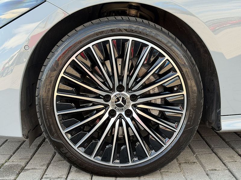 Mercedes-Benz CLE 300 4MATIC AMG Cabrio - fotka 25 z 35