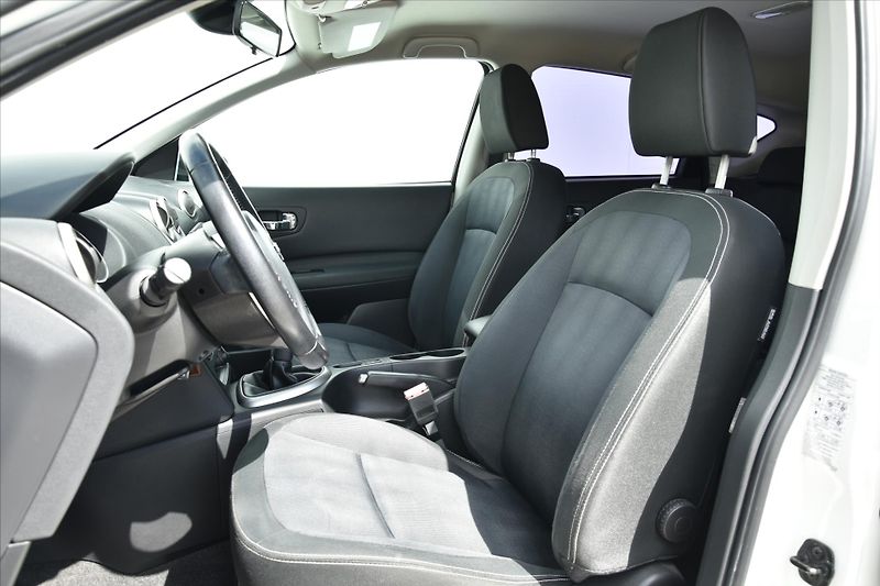Nissan Qashqai 1.6i 84kW 1.MAJ. SERVIS.KN. ČR - fotka 10 z 20