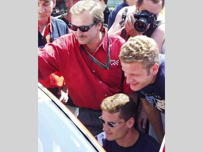 David Coulthard se v červnu roku 1999 stal čestným patronem Autodromu Most. Na snímku je rpři setkání s fanoušky.