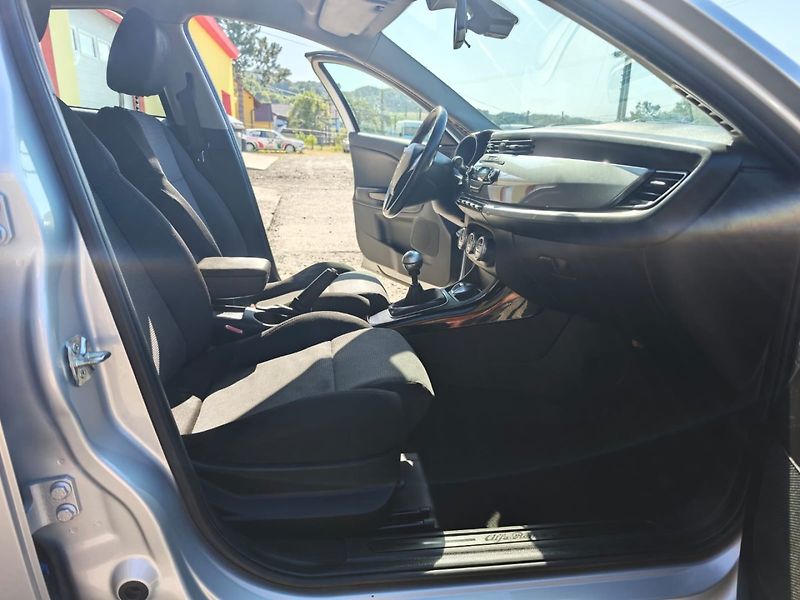 Alfa Romeo Giulietta (2013) 1.6 JTD DIG.KLIMA/1MAJ - fotka 9 z 19