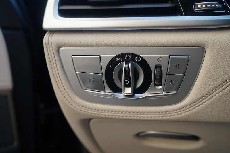 BMW Řada 7 745e H&K Panorama ZÁRUKA - fotka 37 z 42
