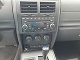 Dodge Nitro 2.8 CRD 4x4 Automat - náhled 17