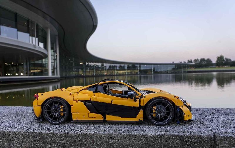 Replika McLarenu P1 v reálné velikosti se skládá z 342 817 dílků, váží přibližně 1220 kilogramů.