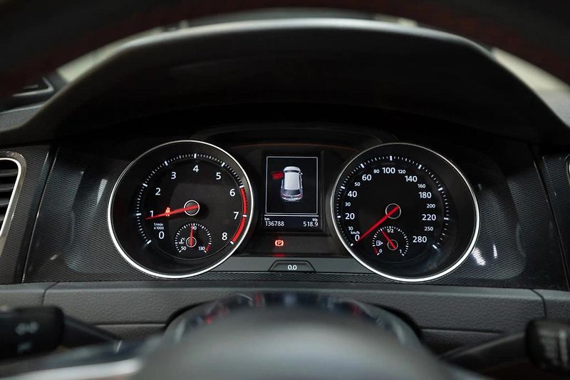 Volkswagen Golf GTI Performance 2.0 169 kW - fotka 14 z 36