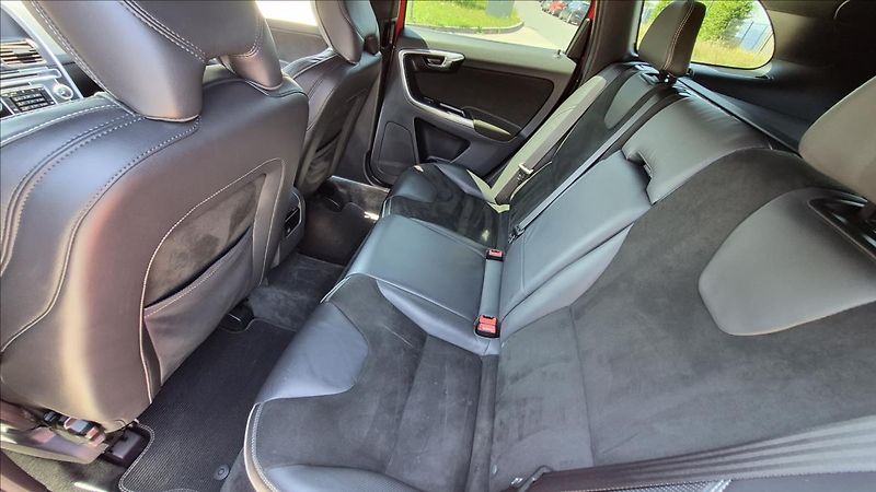 Volvo XC60 2,4 D5 158KW R-Design Momentum - fotka 11 z 23