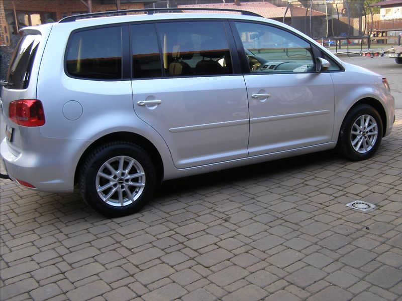 Volkswagen Touran 1,2   77KW REZERVACE - fotka 6 z 39