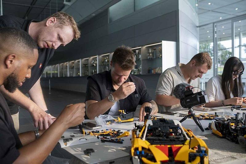 Replika McLarenu P1 v reálné velikosti se skládá z 342 817 dílků, váží přibližně 1220 kilogramů.