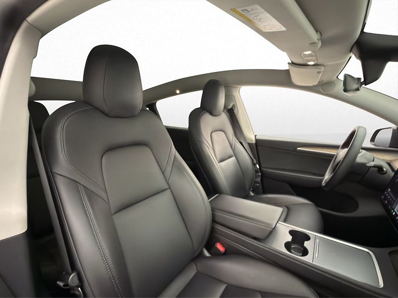 Tesla Model Y Long Range AWD - fotka 27 z 30