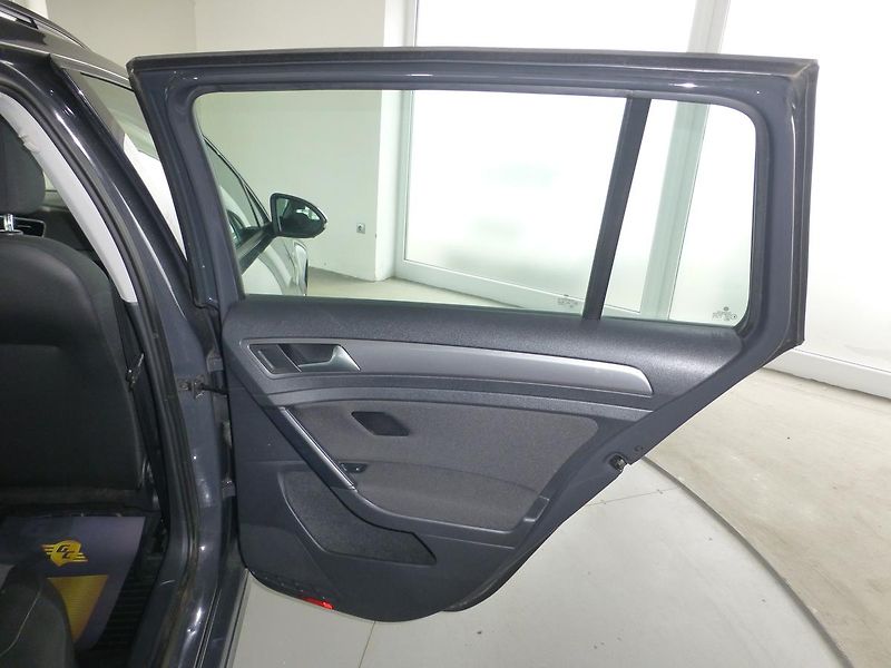 Volkswagen Golf (2014) 1,6TDI*NAVI*TAŽNÉ**ALU**PARK.S - fotka 22 z 26