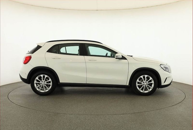 Mercedes-Benz GLA (2016) 200 CDI 4MATIC, 4X4 - fotka 6 z 21
