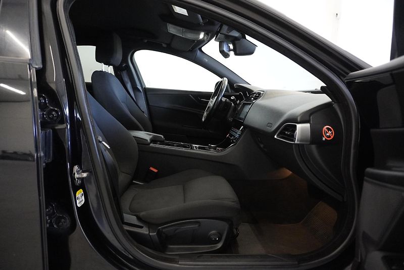 Jaguar XE  2.0 132kW SEDAN 2WD AUT - fotka 27 z 29