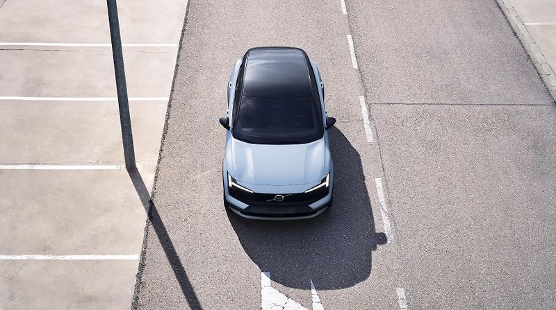 Volvo EX30 (2026) CC P5 RWD LONG RANGE PLUS  - fotka 13 z 23