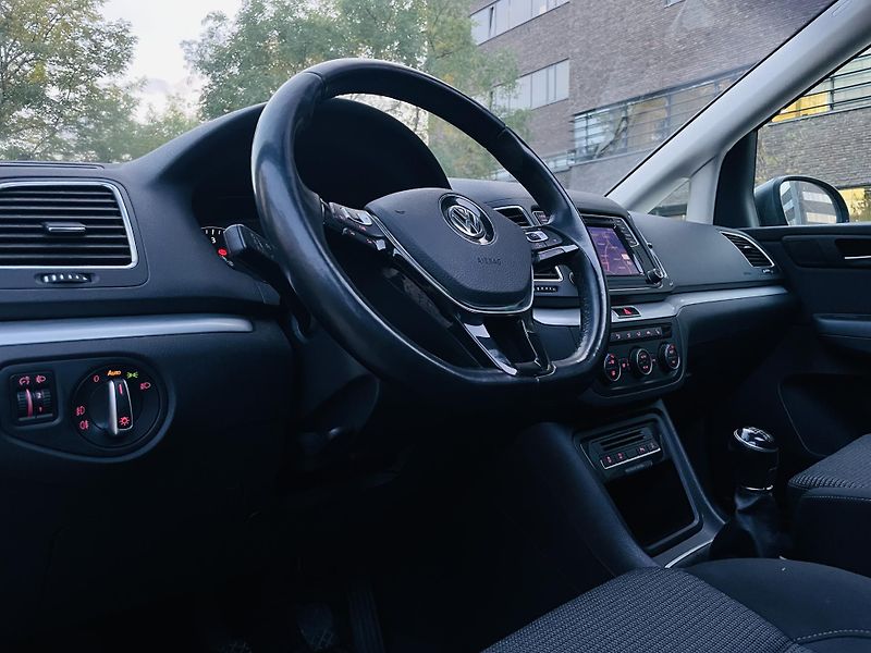 Volkswagen Sharan 2.0TDI MAN 7MÍST TAŽNÉ KAMERA - fotka 27 z 46