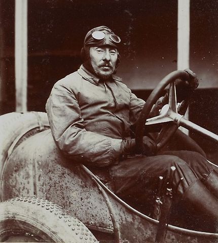 Camille Jenatzy při závodu Grand Prix ve Francii v roce 1908., zdroj: Foto: Wikimedia Commons, Jules Beau, volné dílo