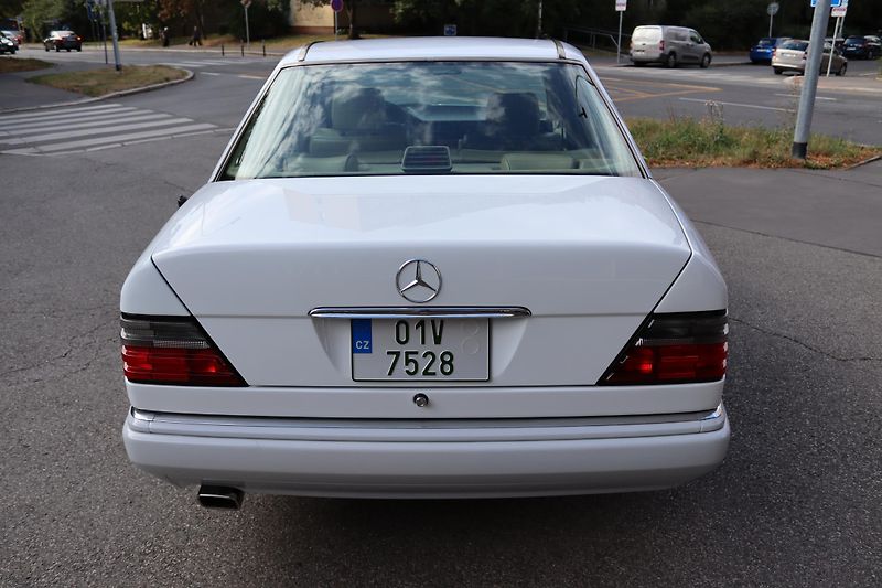 Mercedes-Benz 124 W124 320 E Sedan (1993) - fotka 15 z 32