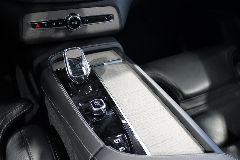 Volvo XC90 B5 AWD 173 kW Inscription Pole - fotka 25 z 36