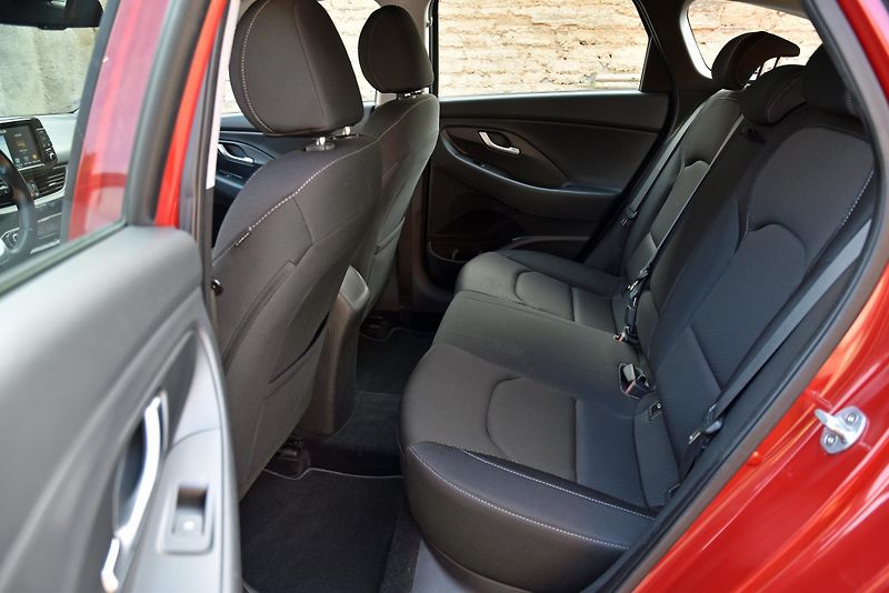 Hyundai i30 1.6 CRDi STYLE A/T,KAMERA,LED - fotka 34 z 48
