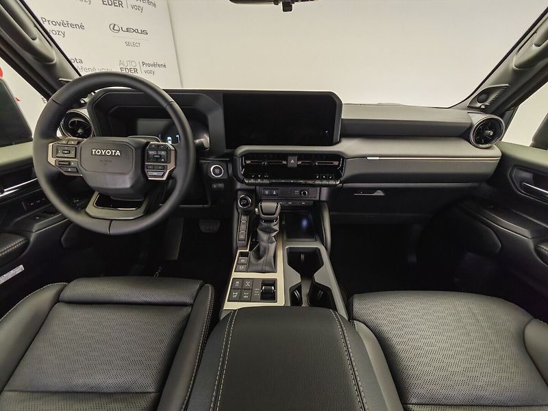 Toyota Land Cruiser 2.8L Diesel Executive 4x4 - fotka 12 z 48