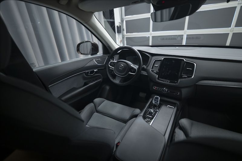 Volvo XC90 2,0 B5 AWD INSCRIPTION 7 MÍST - fotka 40 z 47