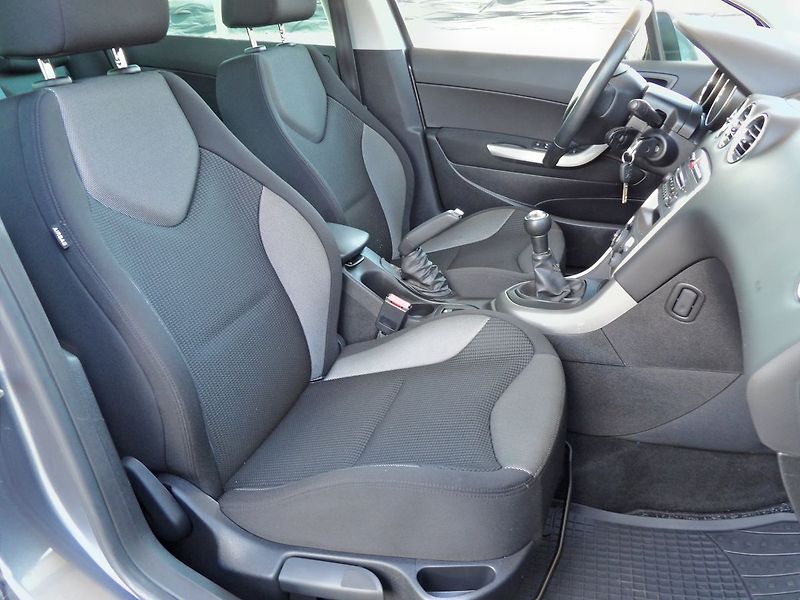 Peugeot 308 SW 1.6VTi 88kW AutoAC Serviska - fotka 19 z 33